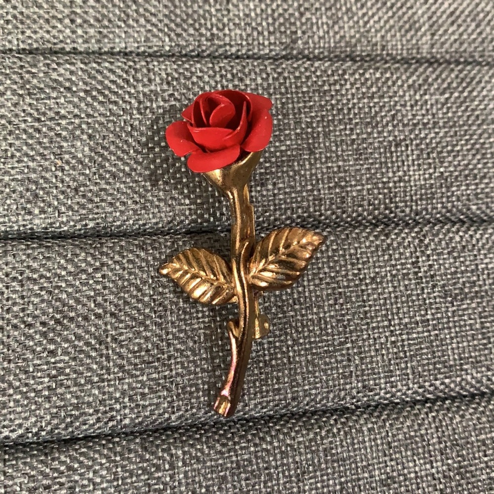 Rose 🌹 🥀 brooch. Gold tone costume. Little worn